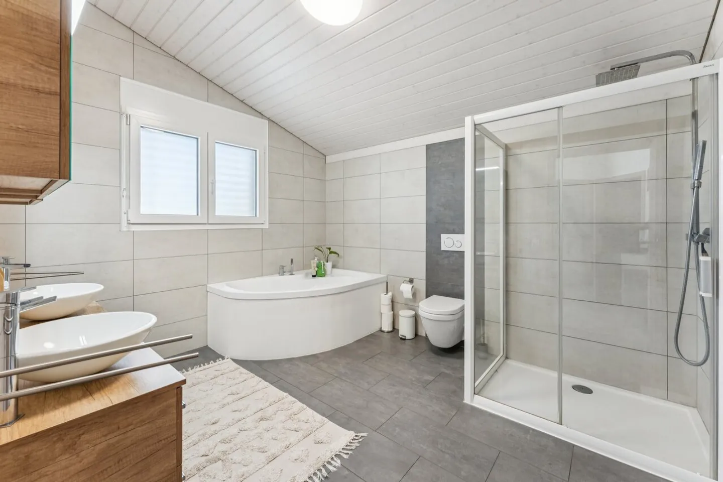 Modern House with Independent Apartment - Photo 6 of 11