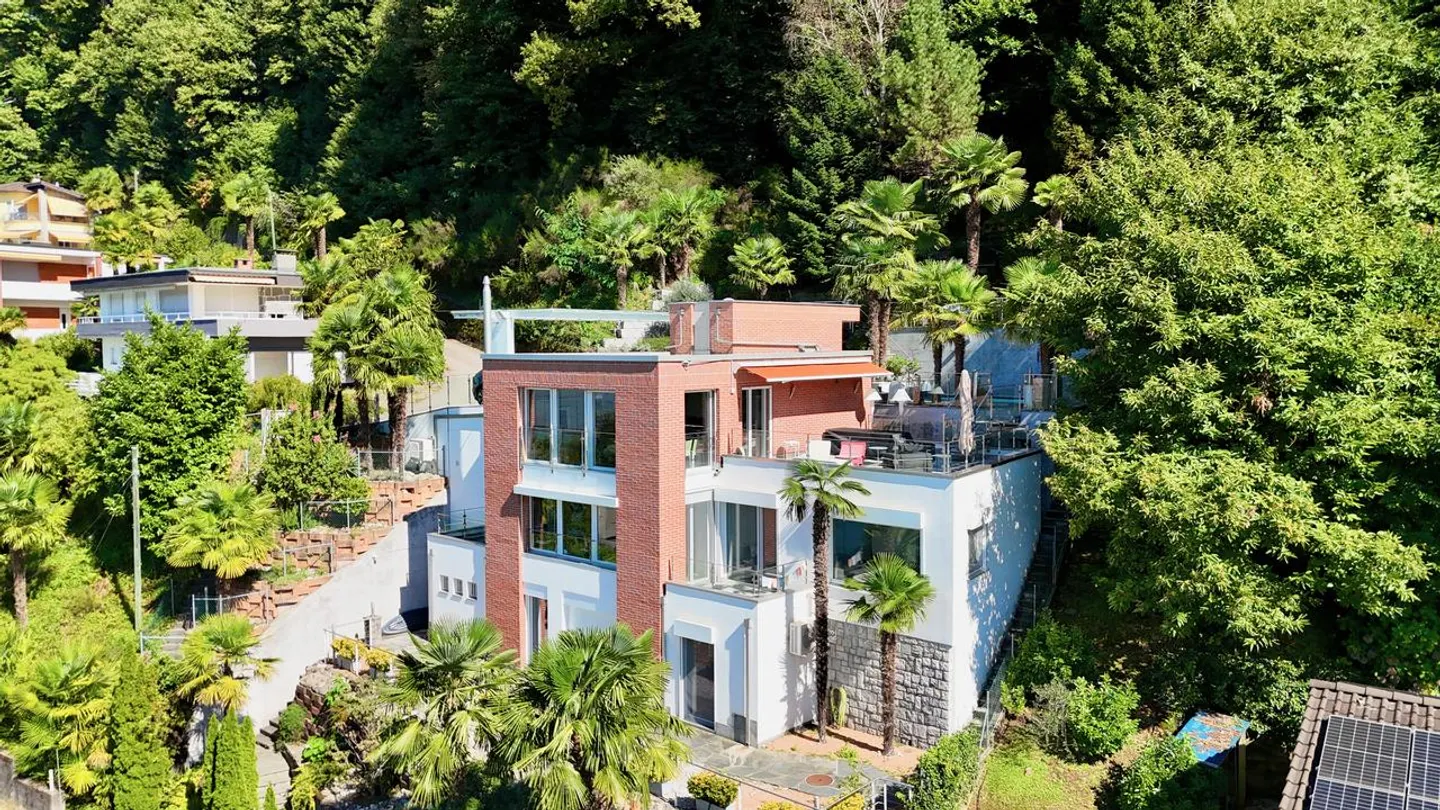 Bright Villa with Garden, Pool and View of Lake Lugano - Photo 2 of 24