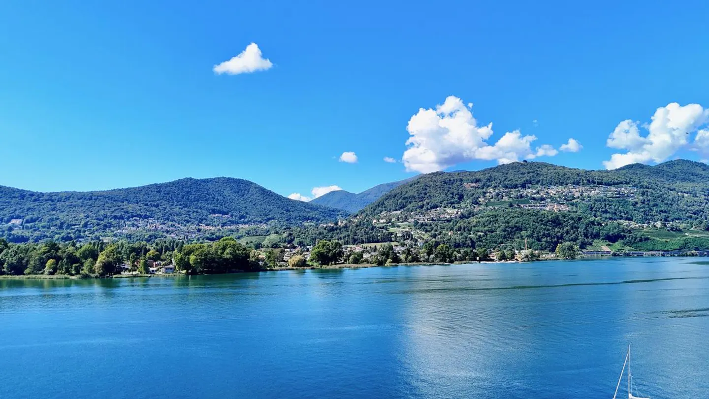 Bright Villa with Garden, Pool and View of Lake Lugano - Photo 4 of 24