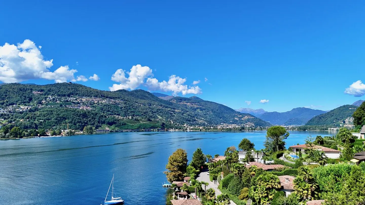 Bright Villa with Garden, Pool and View of Lake Lugano - Photo 3 of 24