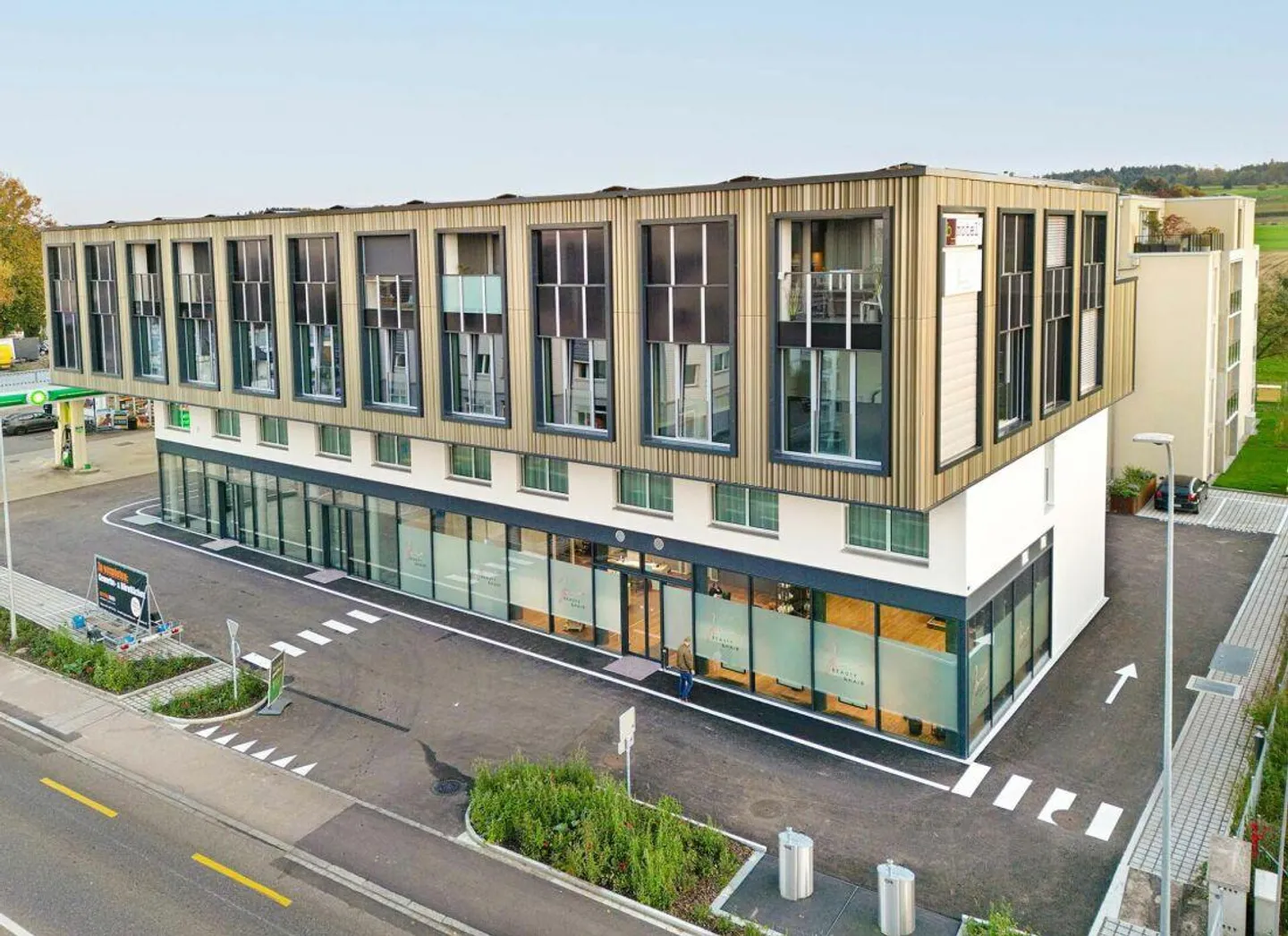 Grosszügiger Disponibelraum mit Sichtbeton - Foto 1 di 3