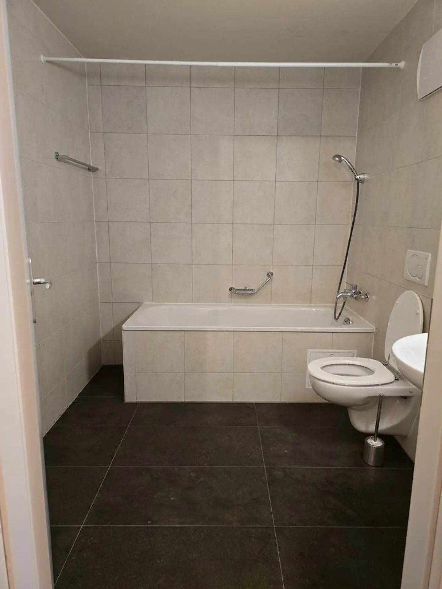 Grab! Magnificent apartment just steps from the M1 metro! - Photo 7 of 9