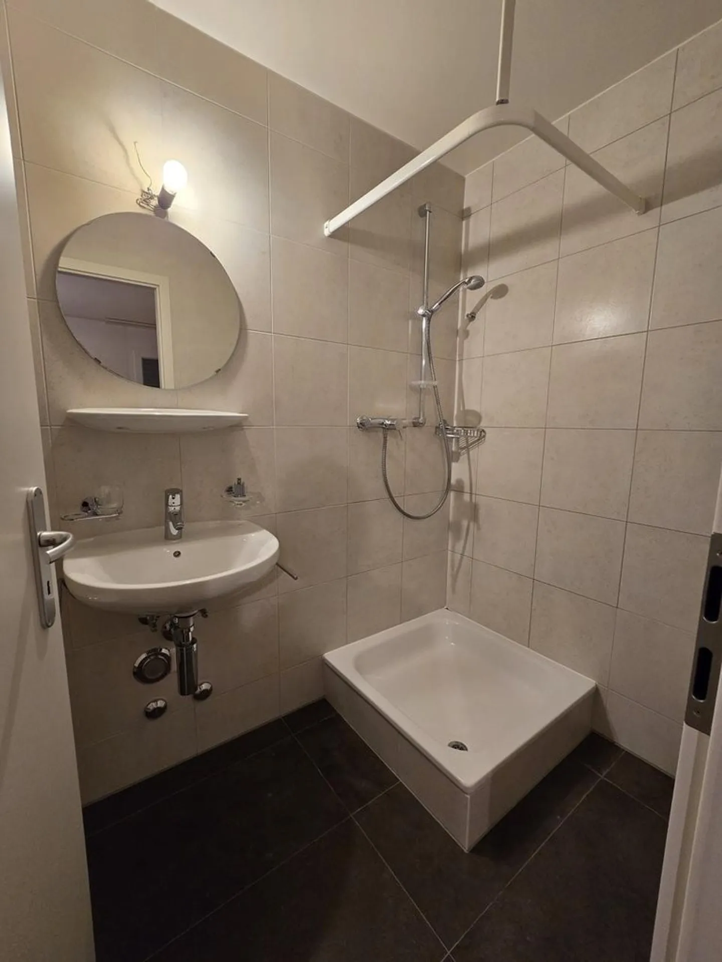 Grab! Magnificent apartment just steps from the M1 metro! - Photo 8 of 9