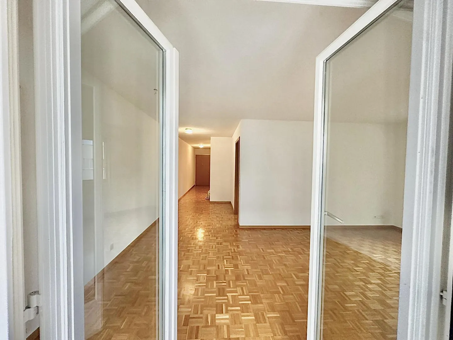 Ampio appartamento 2 locali (61 m2) con 2 balconi a Malters - Foto 8 di 10