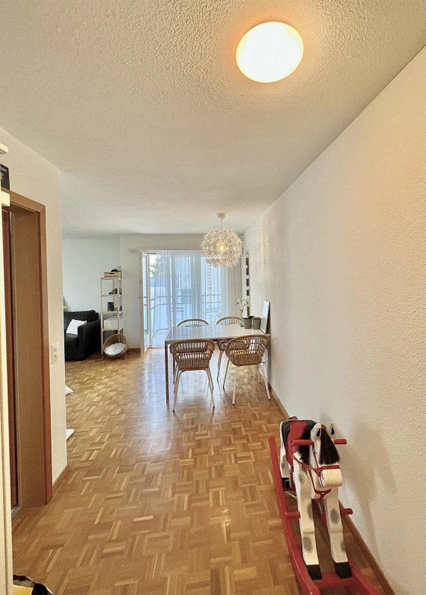 Ampio appartamento 2 locali (61 m2) con 2 balconi a Malters - Foto 2 di 10