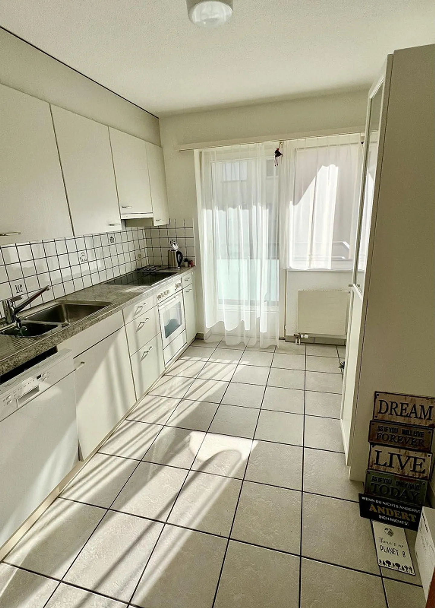 Ampio appartamento 2 locali (61 m2) con 2 balconi a Malters - Foto 4 di 10