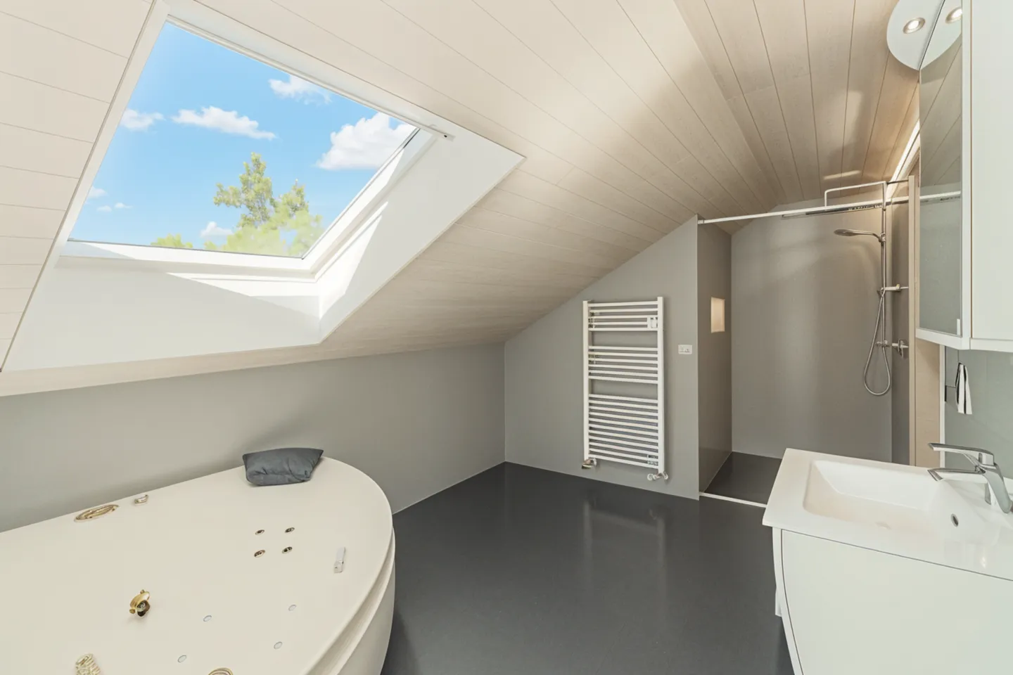 Appartement en duplex de 5,5 pièces avec balcon ensoleillé et équipements modernes - Photo 9 sur 10