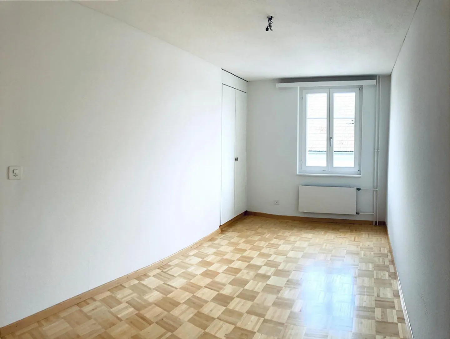 Ampio appartamento di 3,5 locali con area giardino - Foto 4 di 7