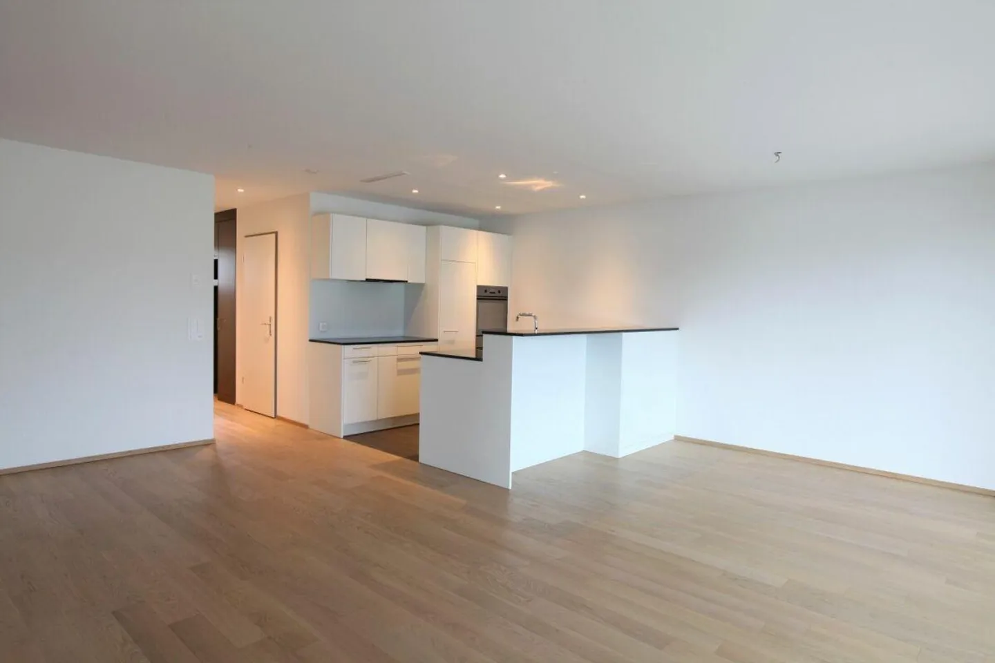 Modern 4.5-room ground floor apartment with a view of greenery! - Photo 1 of 13