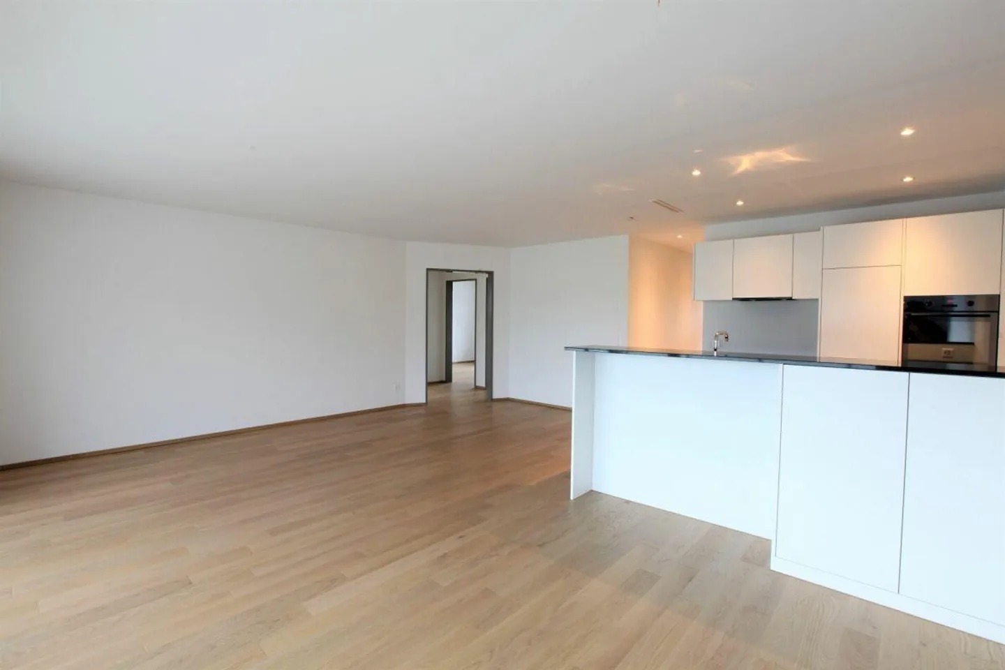 Modern 4.5-room ground floor apartment with a view of greenery! - Photo 2 of 13