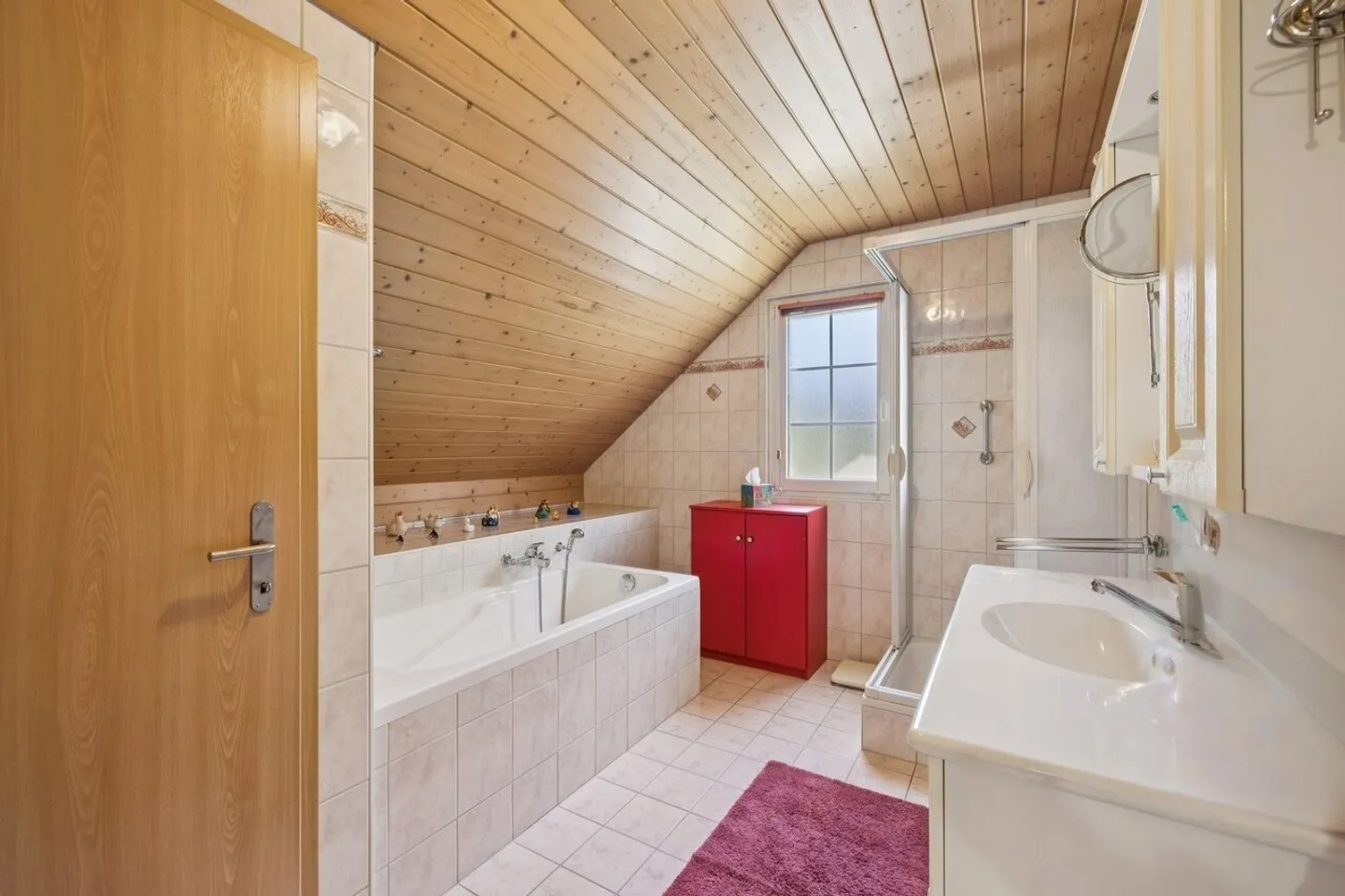 Charming House with Pool - Photo 7 of 11