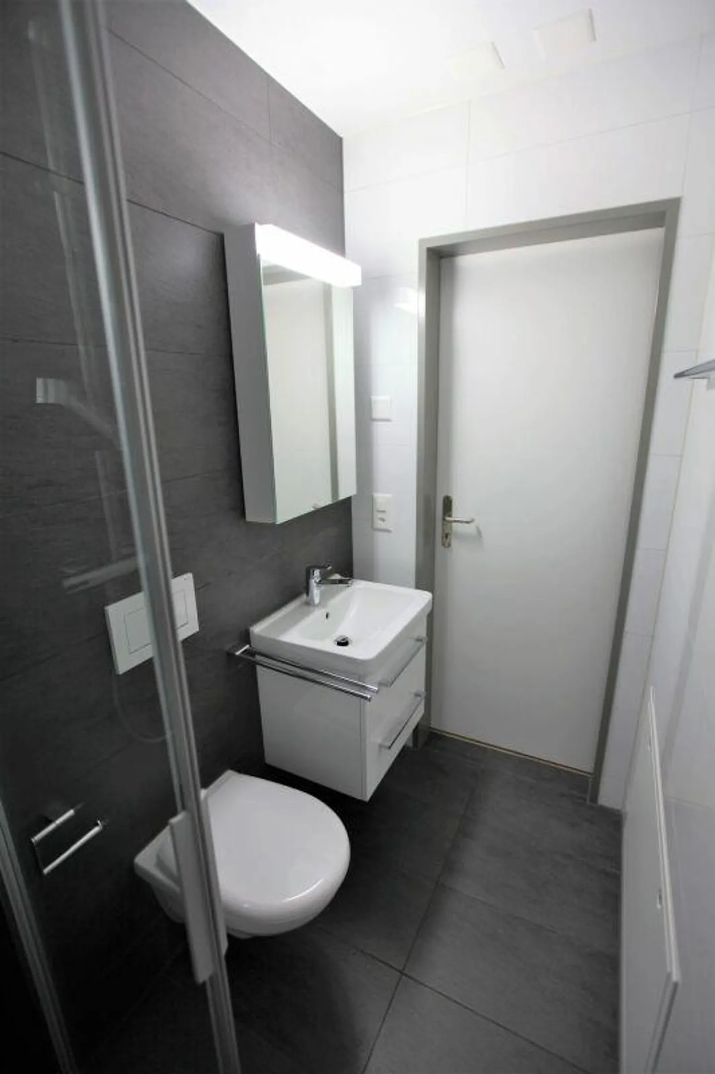 Modern 4.5-room ground floor apartment with a view of greenery! - Photo 5 of 13