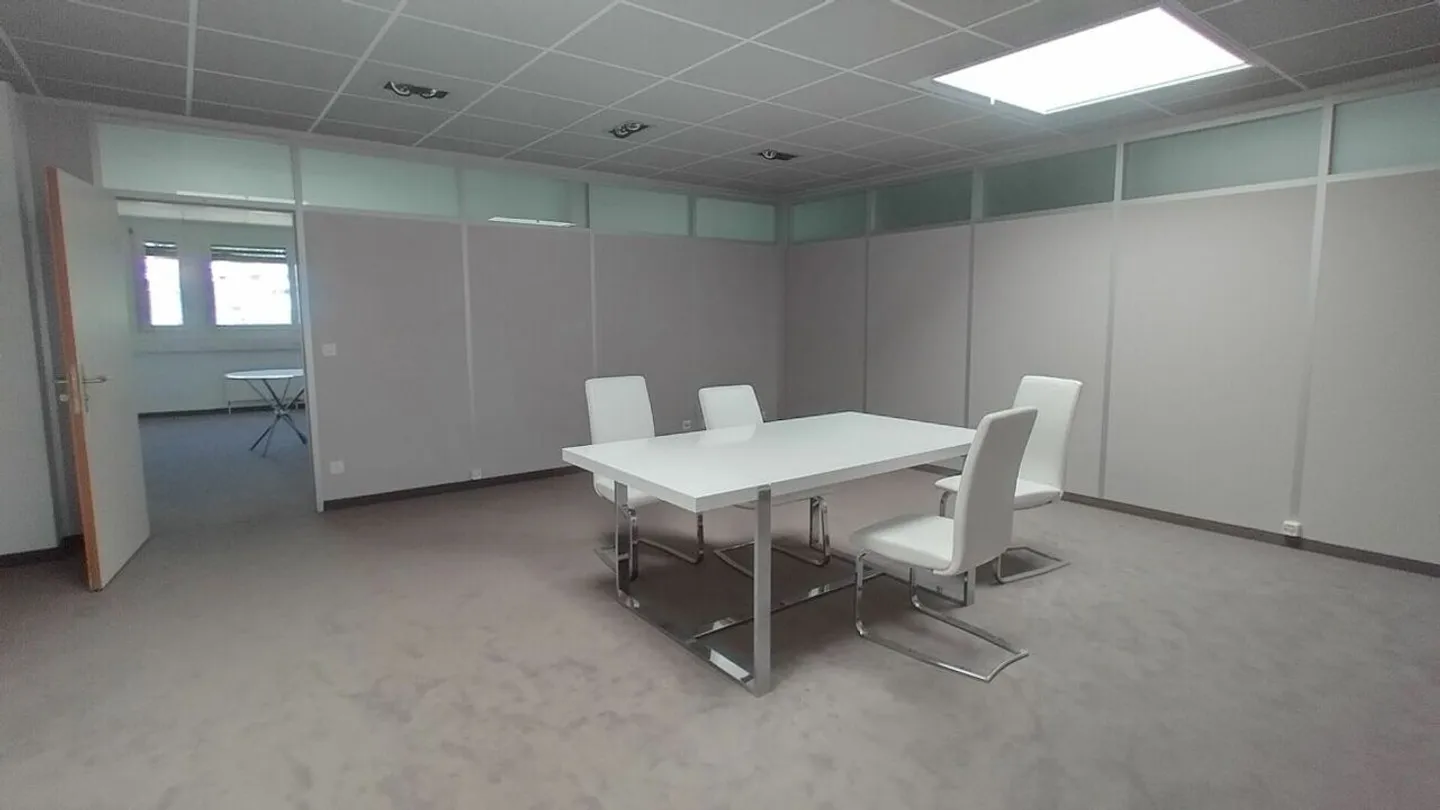 Your premises of 194 and 352 m2, freight elevator and loading dock, for rent in Lonay - Photo 7 of 9