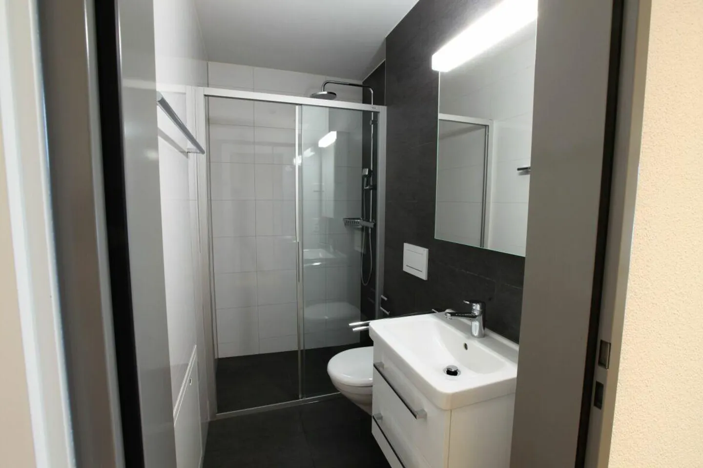 Modern 4.5-room ground floor apartment with a view of greenery! - Photo 6 of 13