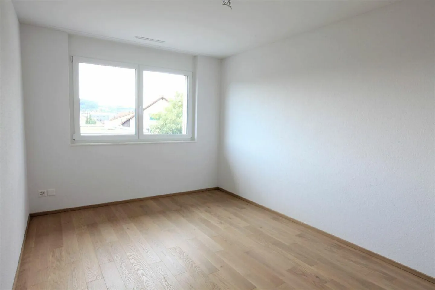 Modern 4.5-room ground floor apartment with a view of greenery! - Photo 7 of 13