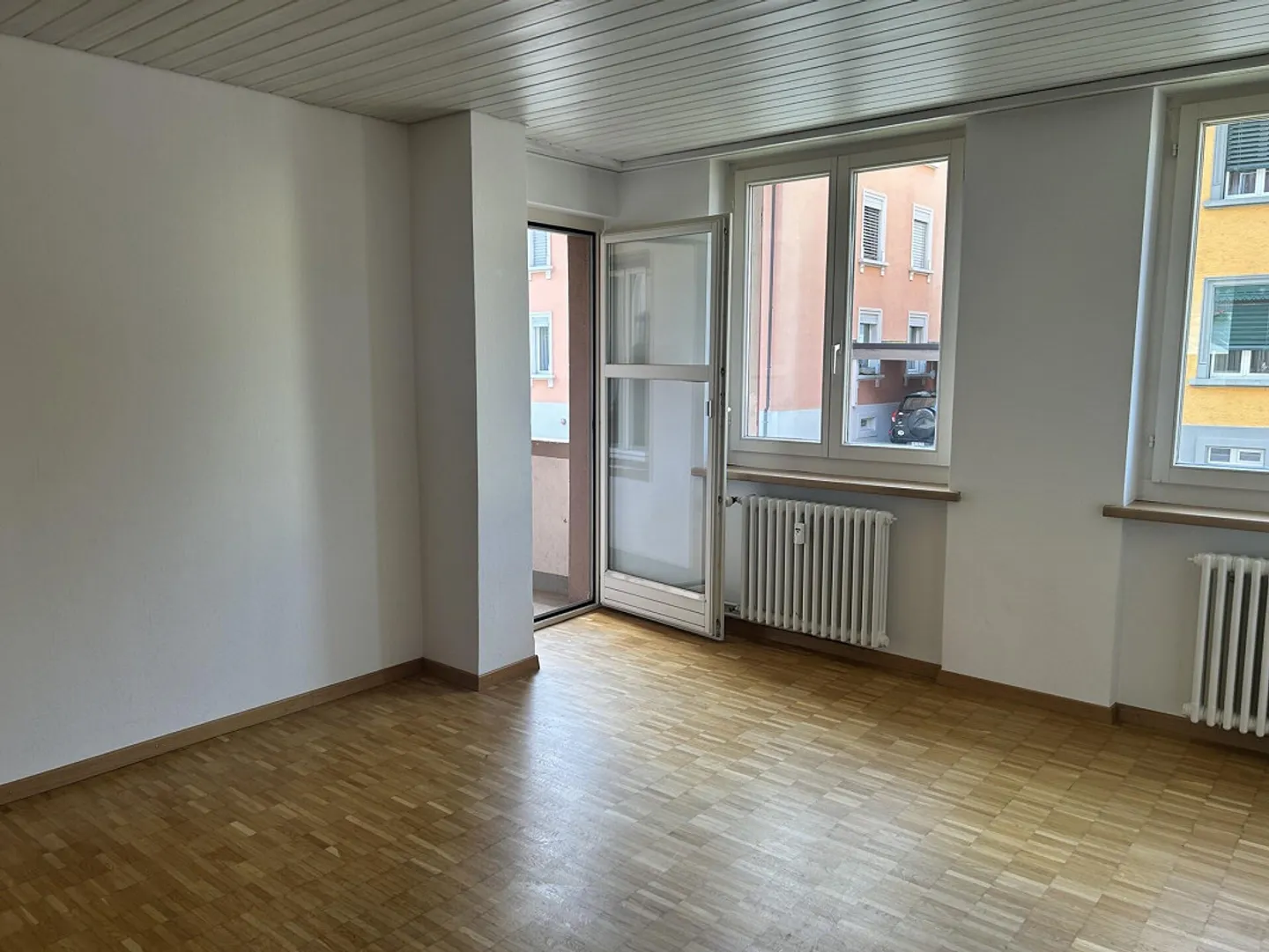 Appartement spacieux au rez-de-chaussée à louer - Photo 2 sur 7