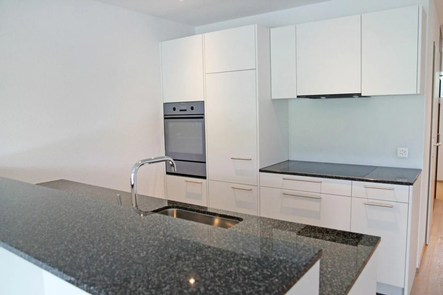 Modern 4.5-room ground floor apartment with a view of greenery! - Photo 3 of 13