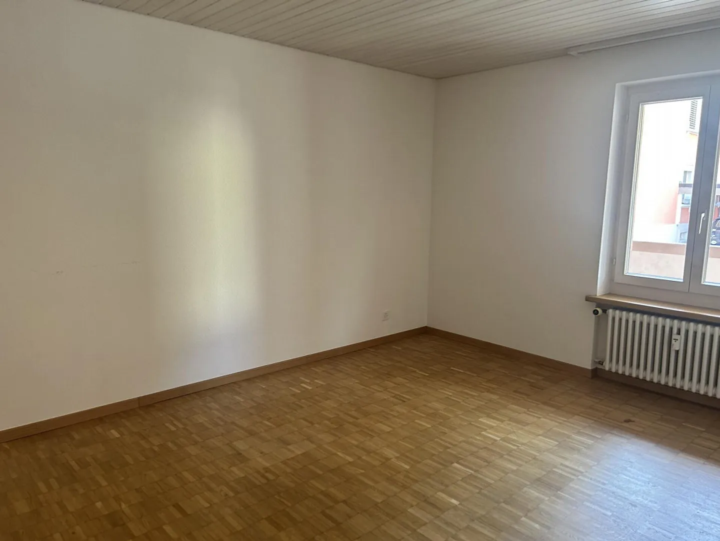 Appartement spacieux au rez-de-chaussée à louer - Photo 3 sur 7
