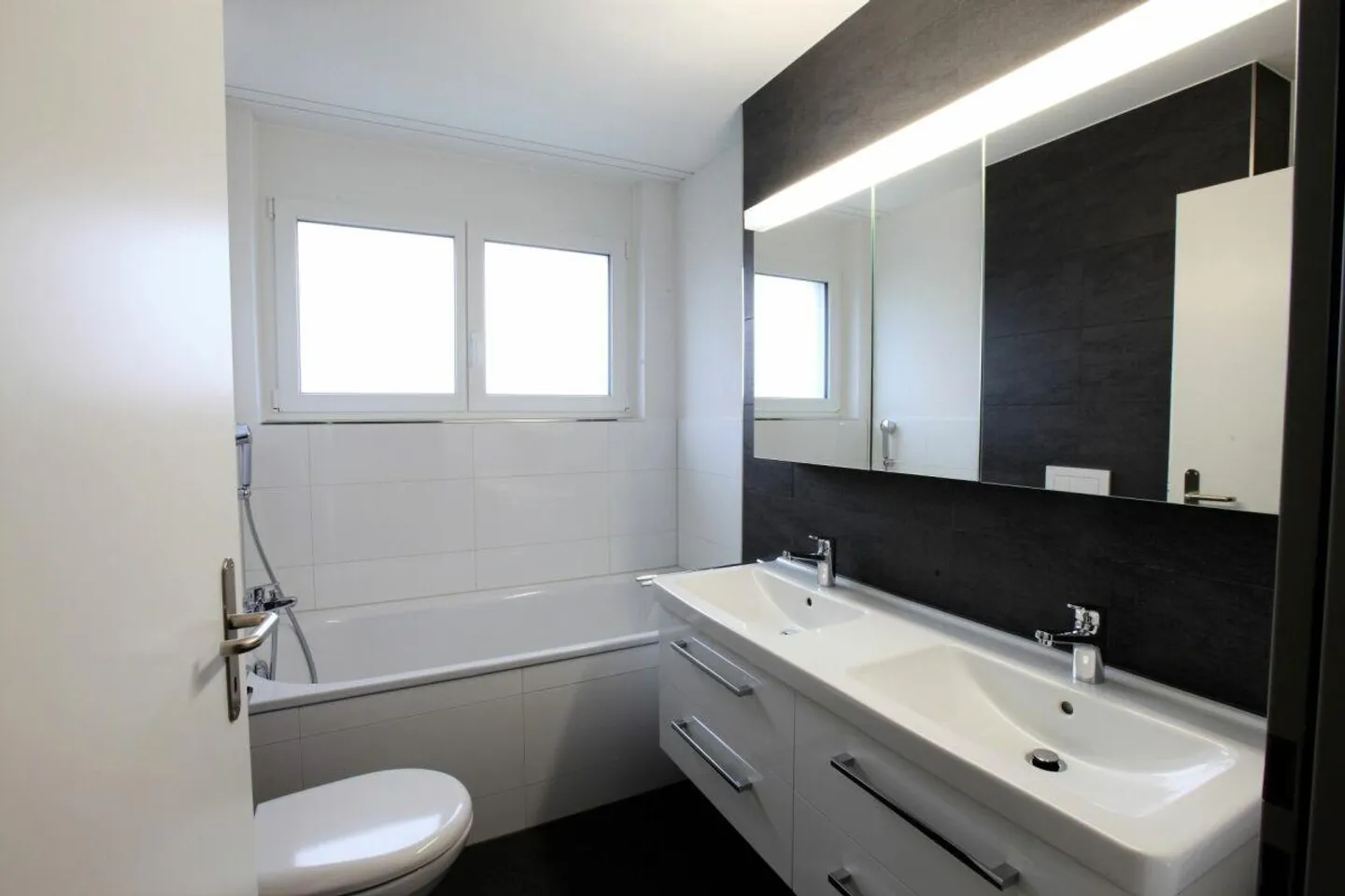 Modern 4.5-room ground floor apartment with a view of greenery! - Photo 4 of 13