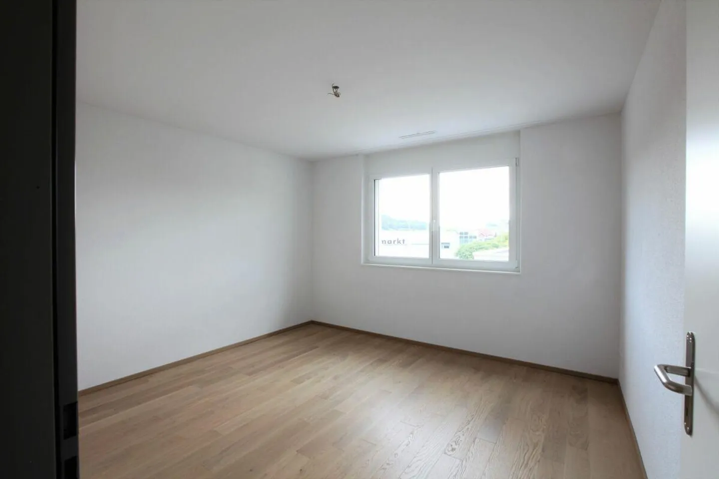 Modern 4.5-room ground floor apartment with a view of greenery! - Photo 8 of 13