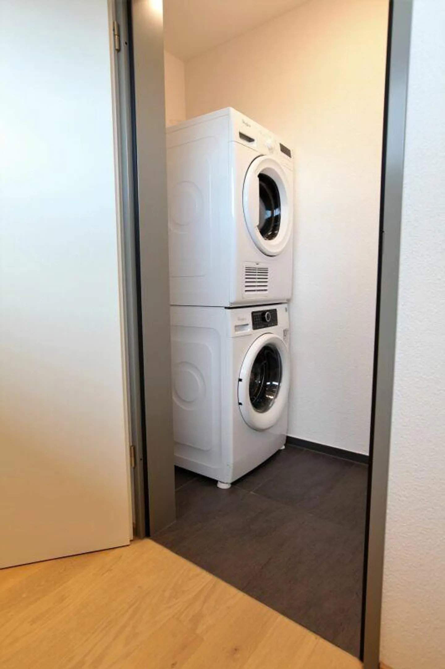 Modern 4.5-room ground floor apartment with a view of greenery! - Photo 9 of 13