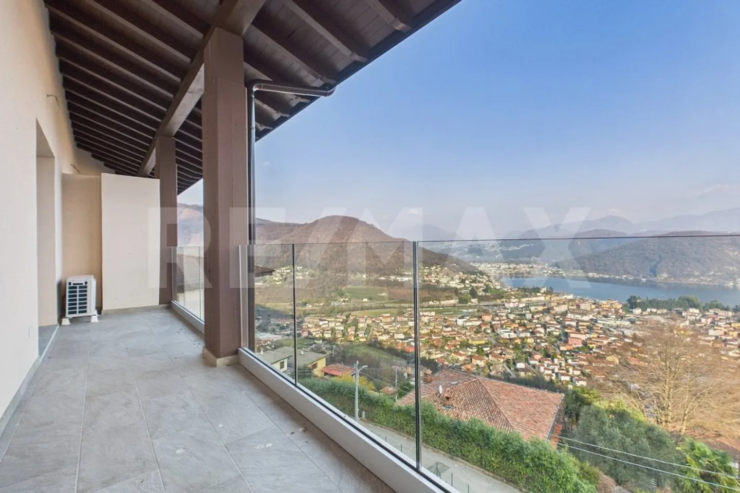 Exclusive Residence with Pool, Gym, and Lake View - Photo 5 of 13