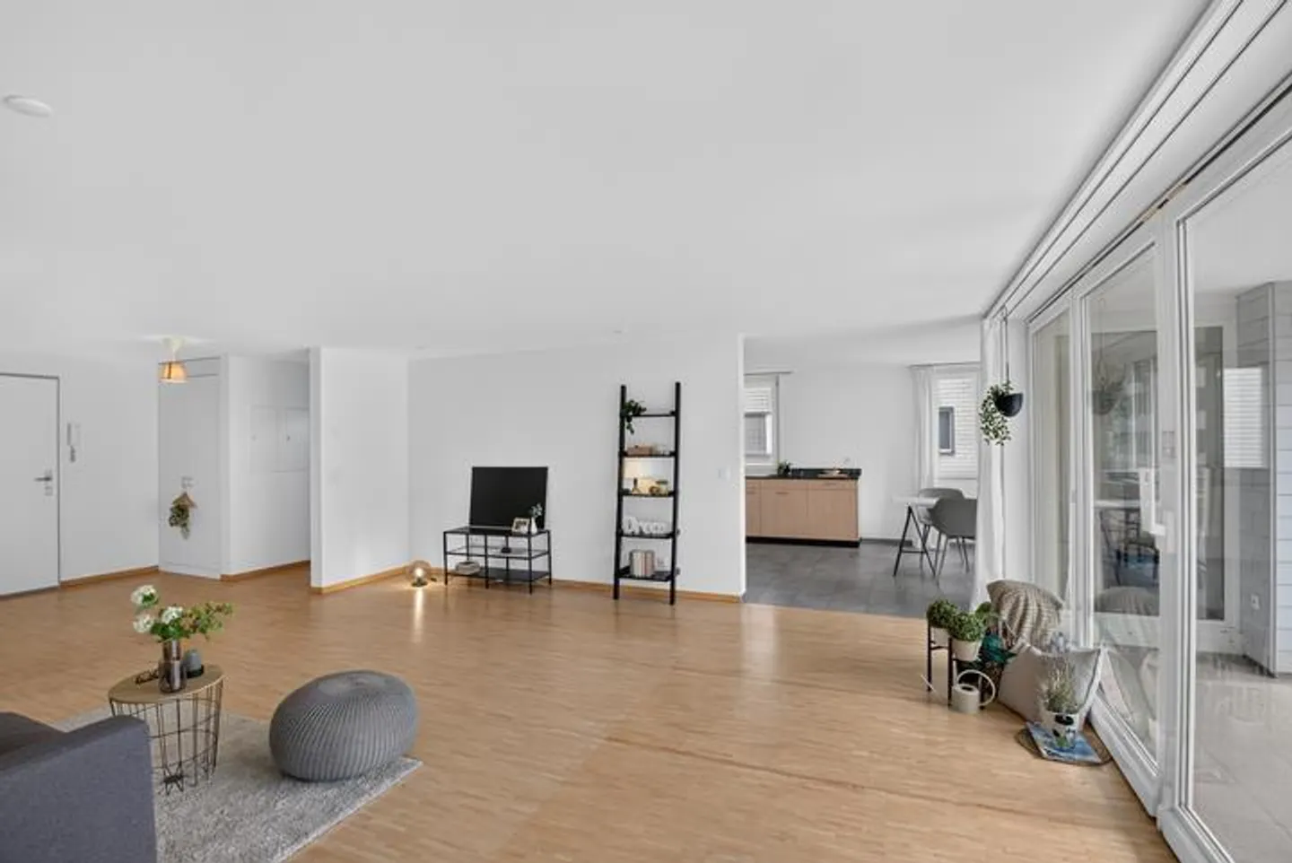 APPARTEMENT EXCLUSIF DE 4,5 PIÈCES AVEC UNE SENSATION D'ESPACE - Photo 3 sur 8
