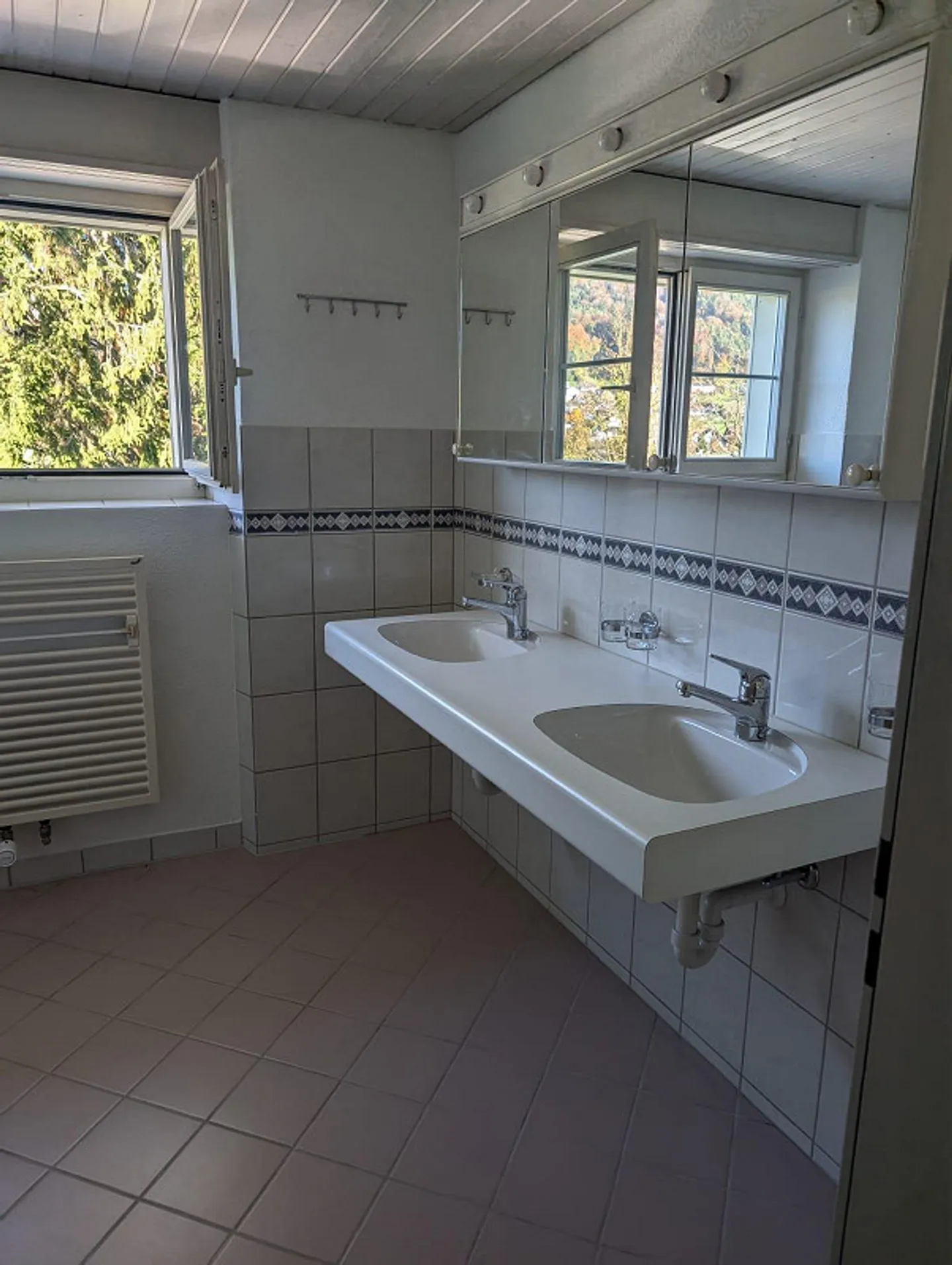Charming apartment in a 2-family house - Photo 2 of 6