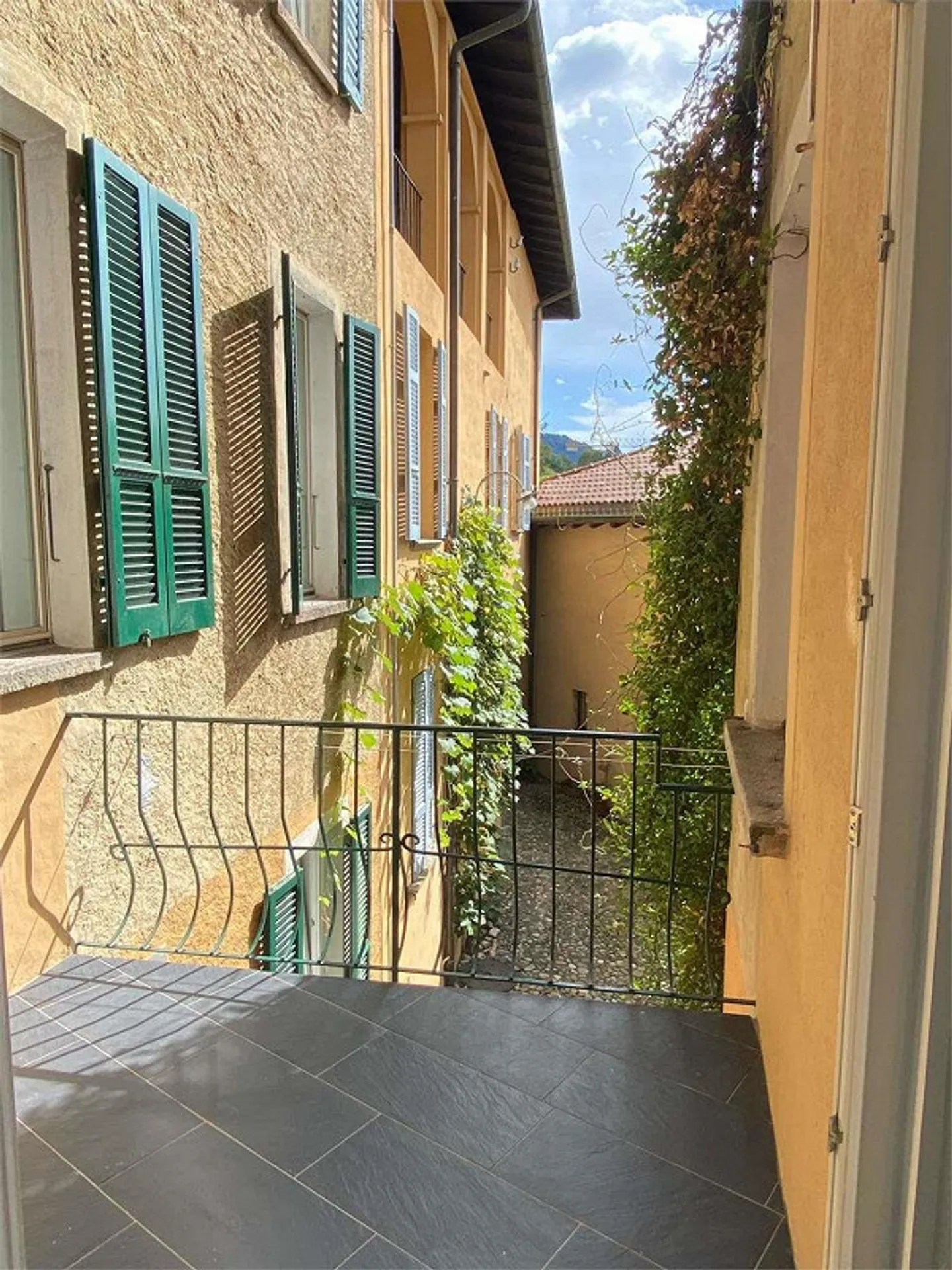 Stabile Residenziale e Commerciale a Cureglia - Foto 2 di 13