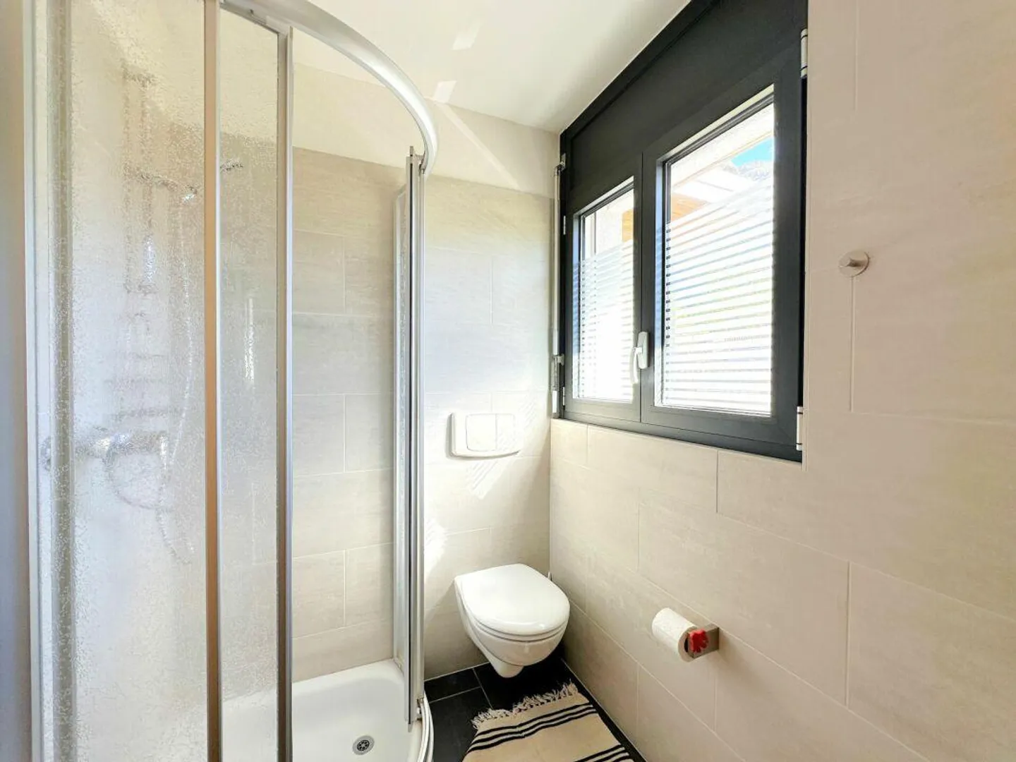 Maison individuelle de haute qualité avec sauna, piscine intérieure et ascenseur - Photo 7 sur 15