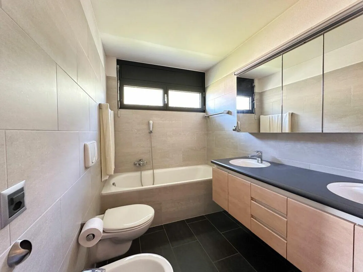 Maison individuelle de haute qualité avec sauna, piscine intérieure et ascenseur - Photo 8 sur 15