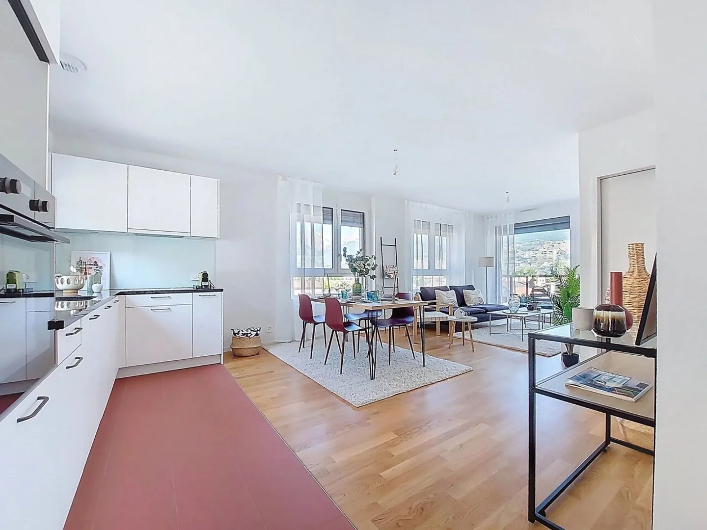 Charming 2.5 Room Apartment - Photo 3 of 7