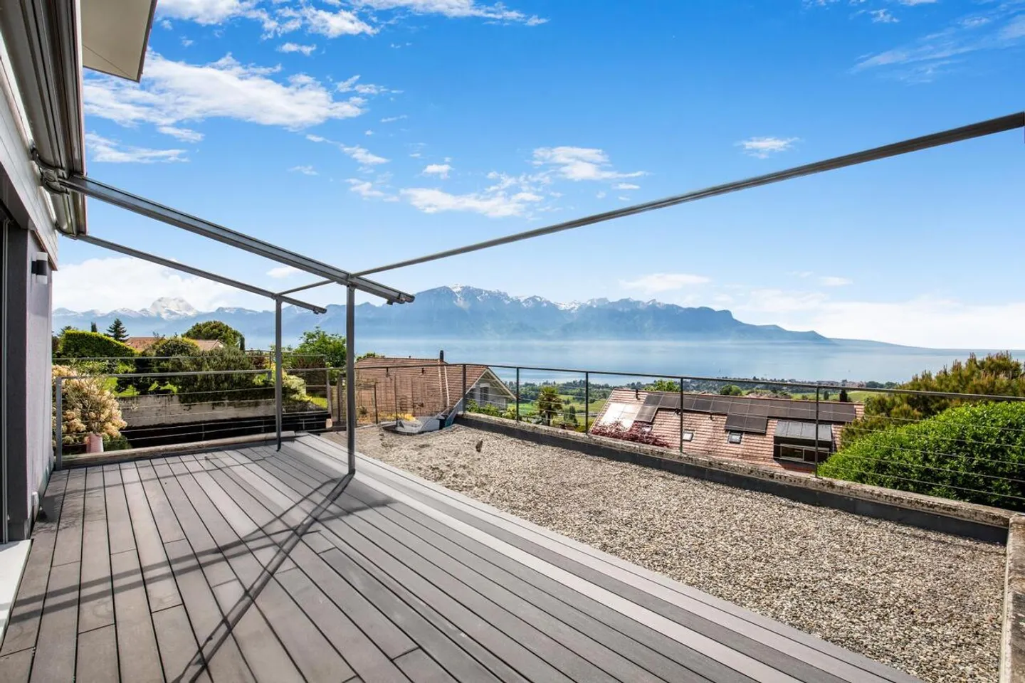House in a residential area with stunning lake views - Photo 2 of 13