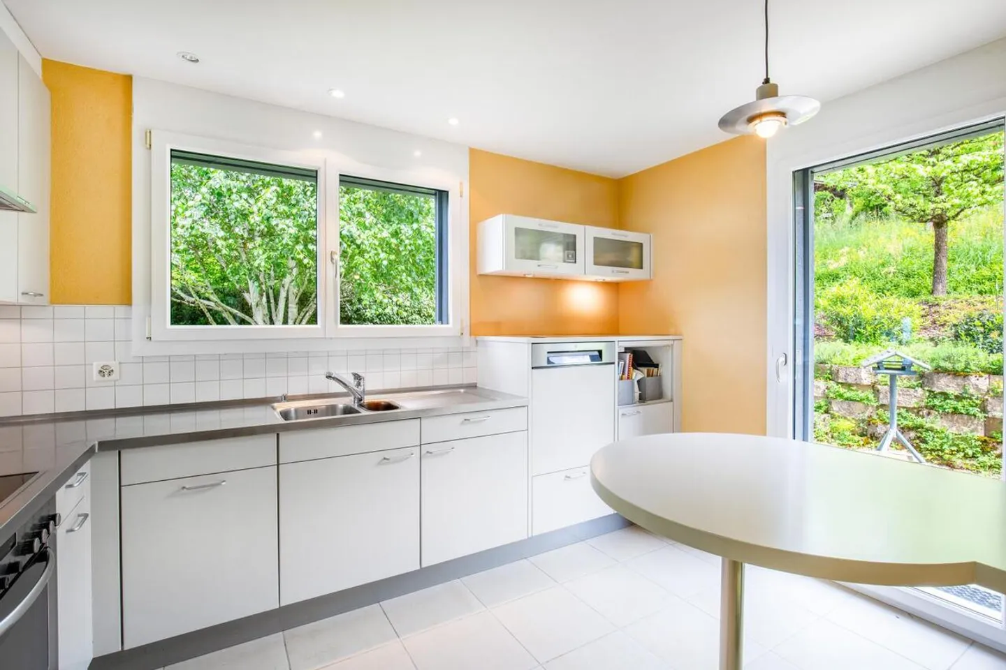 House in a residential area with stunning lake views - Photo 5 of 13