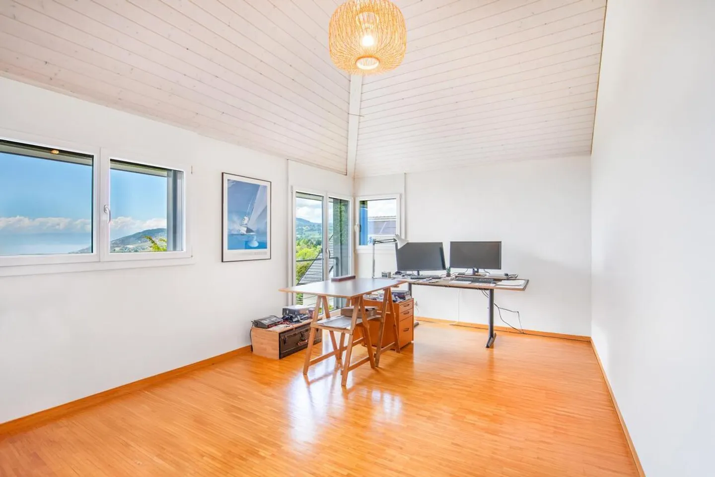 House in a residential area with stunning lake views - Photo 6 of 13