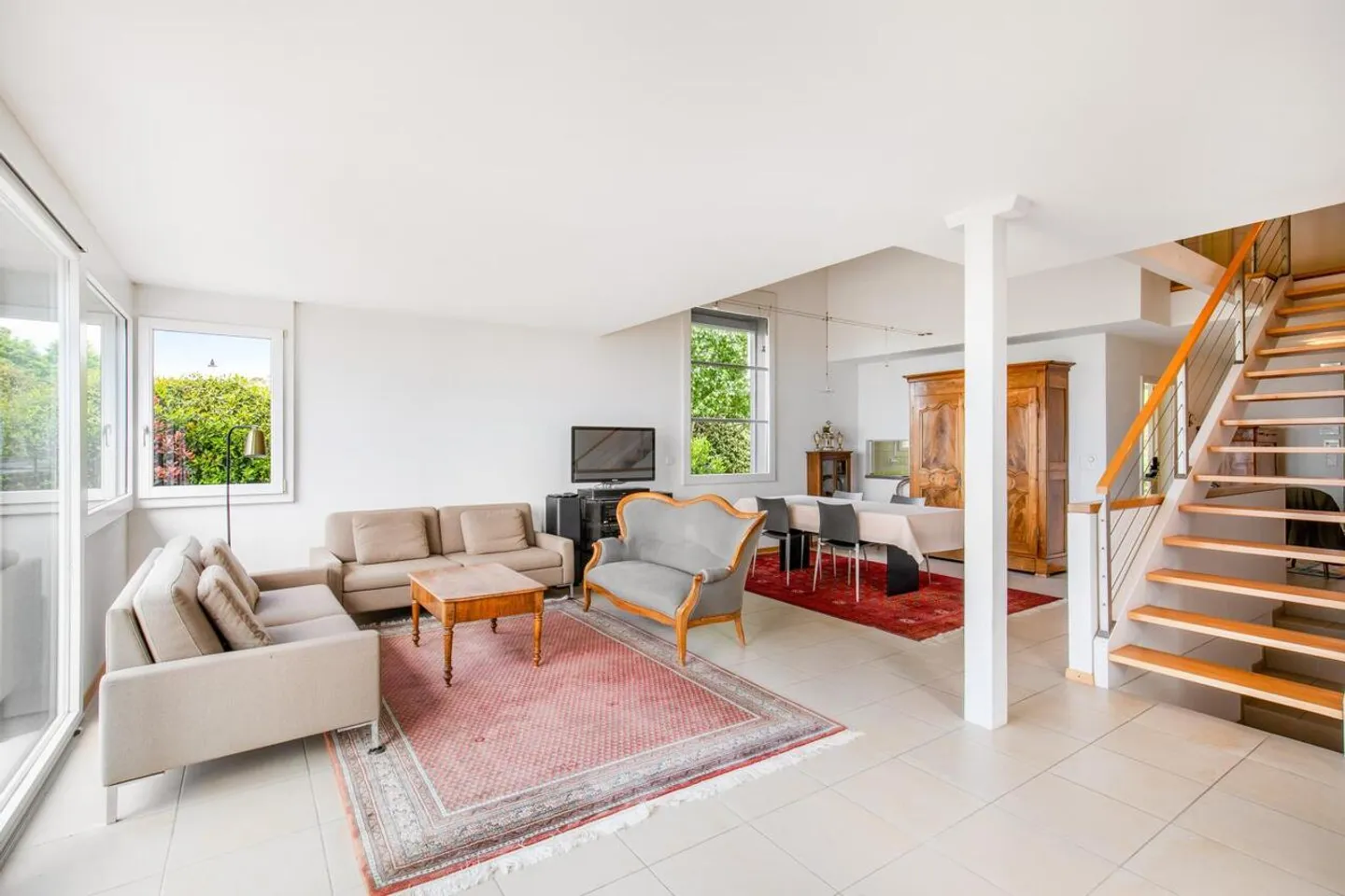 House in a residential area with stunning lake views - Photo 3 of 13
