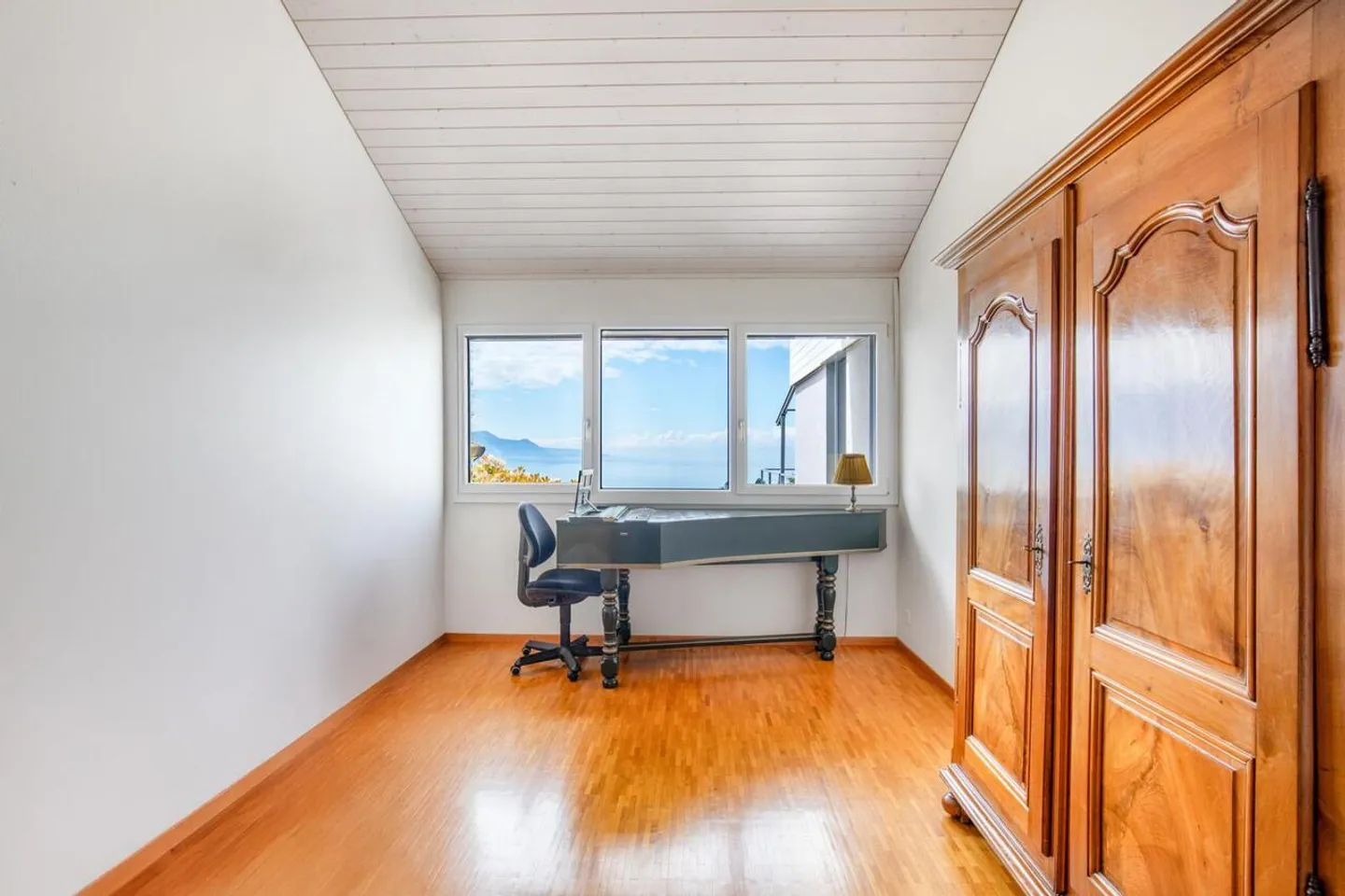 House in a residential area with stunning lake views - Photo 7 of 13