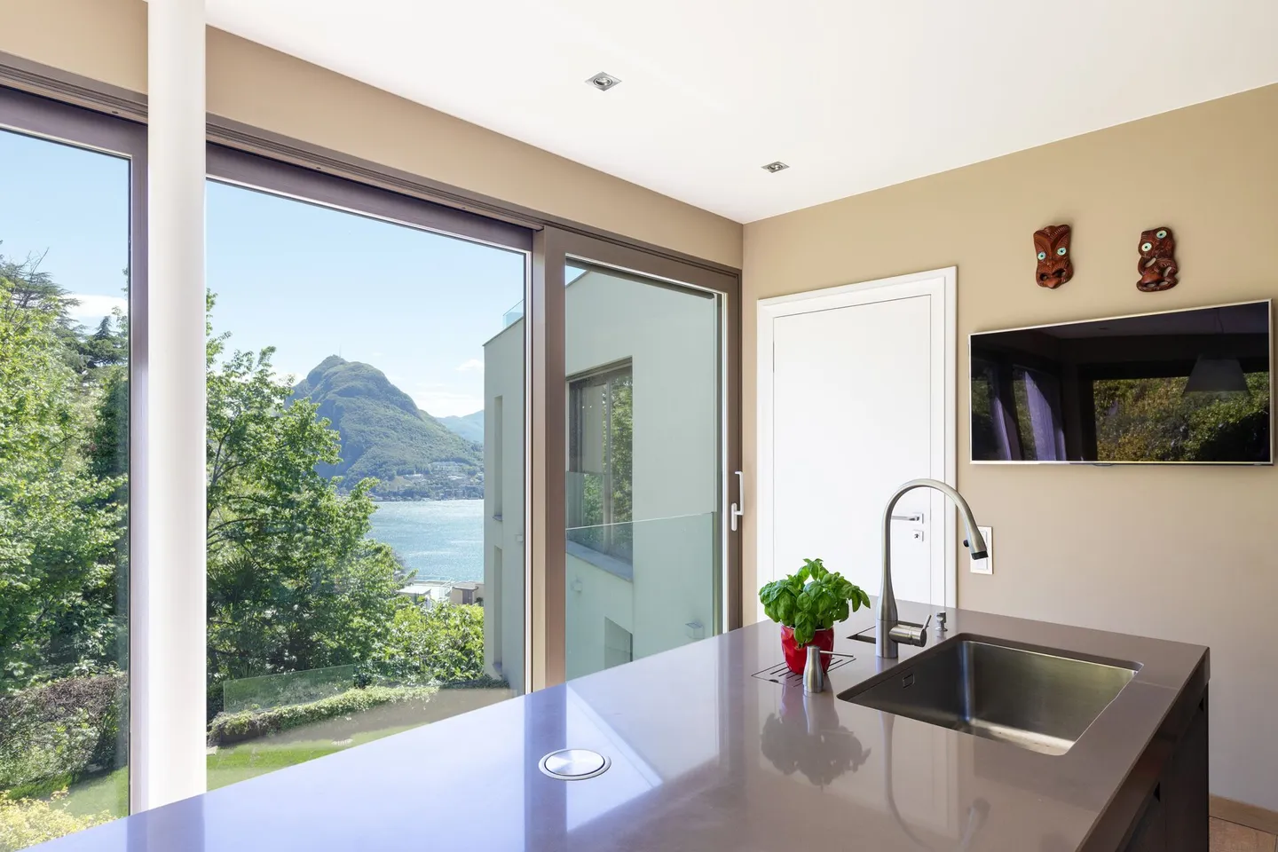 LUGANO RUVIGLIANA | VILLA LUSSUOSA MODERNA CON VISTA ECCITANTE SUL LAGO - Foto 2 di 8