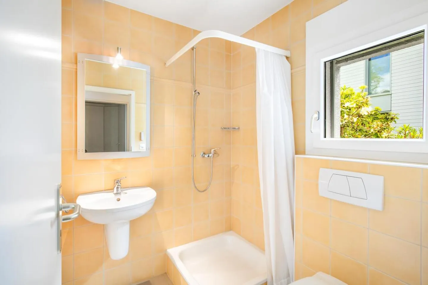 House in a residential area with stunning lake views - Photo 10 of 13