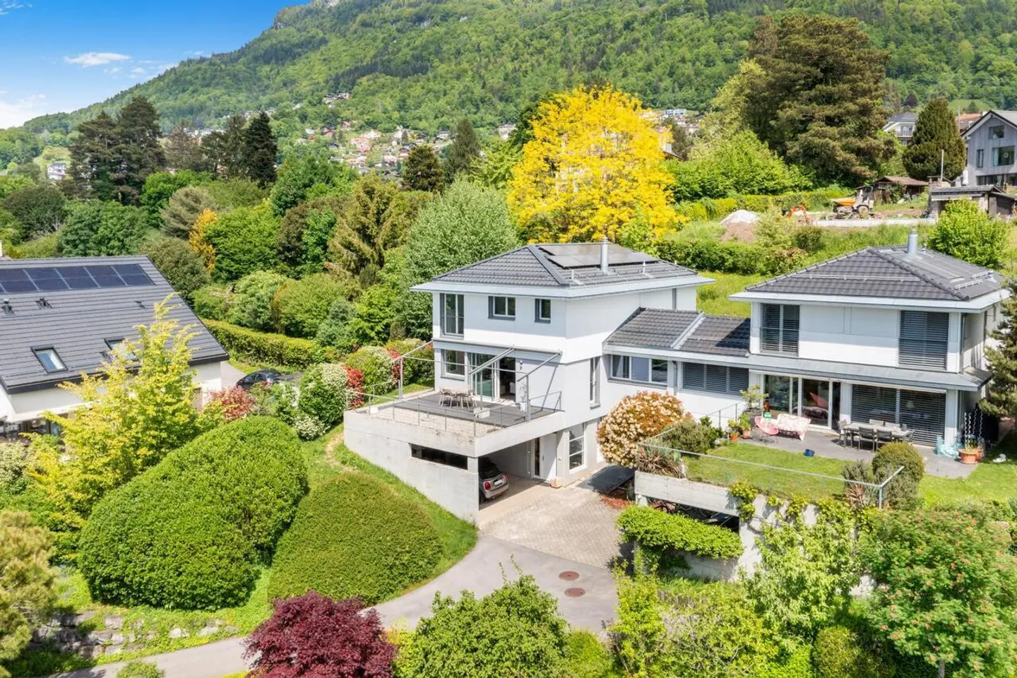 House in a residential area with stunning lake views - Photo 12 of 13