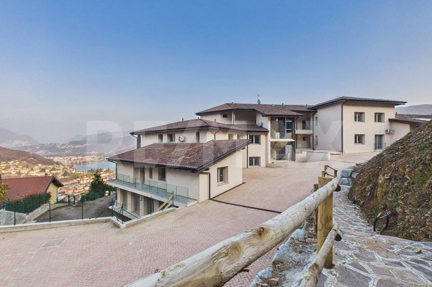 Exclusive Residence with Pool, Fitness Room and Lake View - Photo 3 of 13