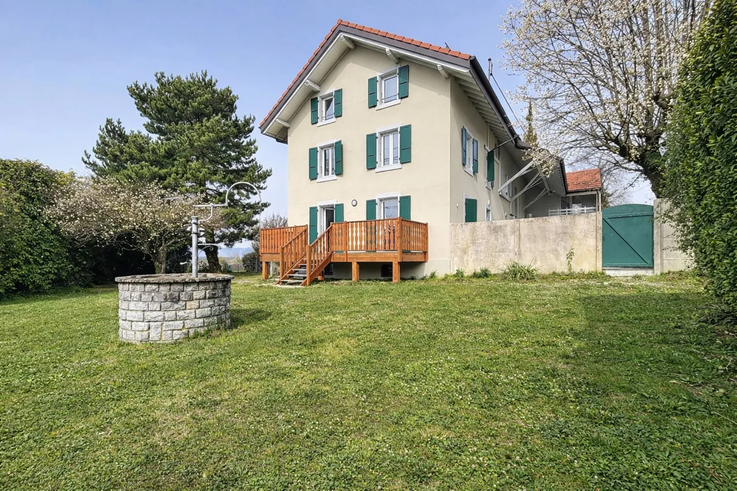 Triplex di tre e mezzo locali - grande giardino e vista parziale sul lago - Foto 1 di 13