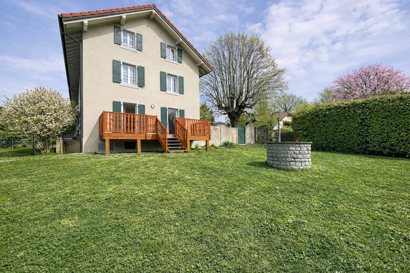 Triplex di tre e mezzo locali - grande giardino e vista parziale sul lago - Foto 2 di 13