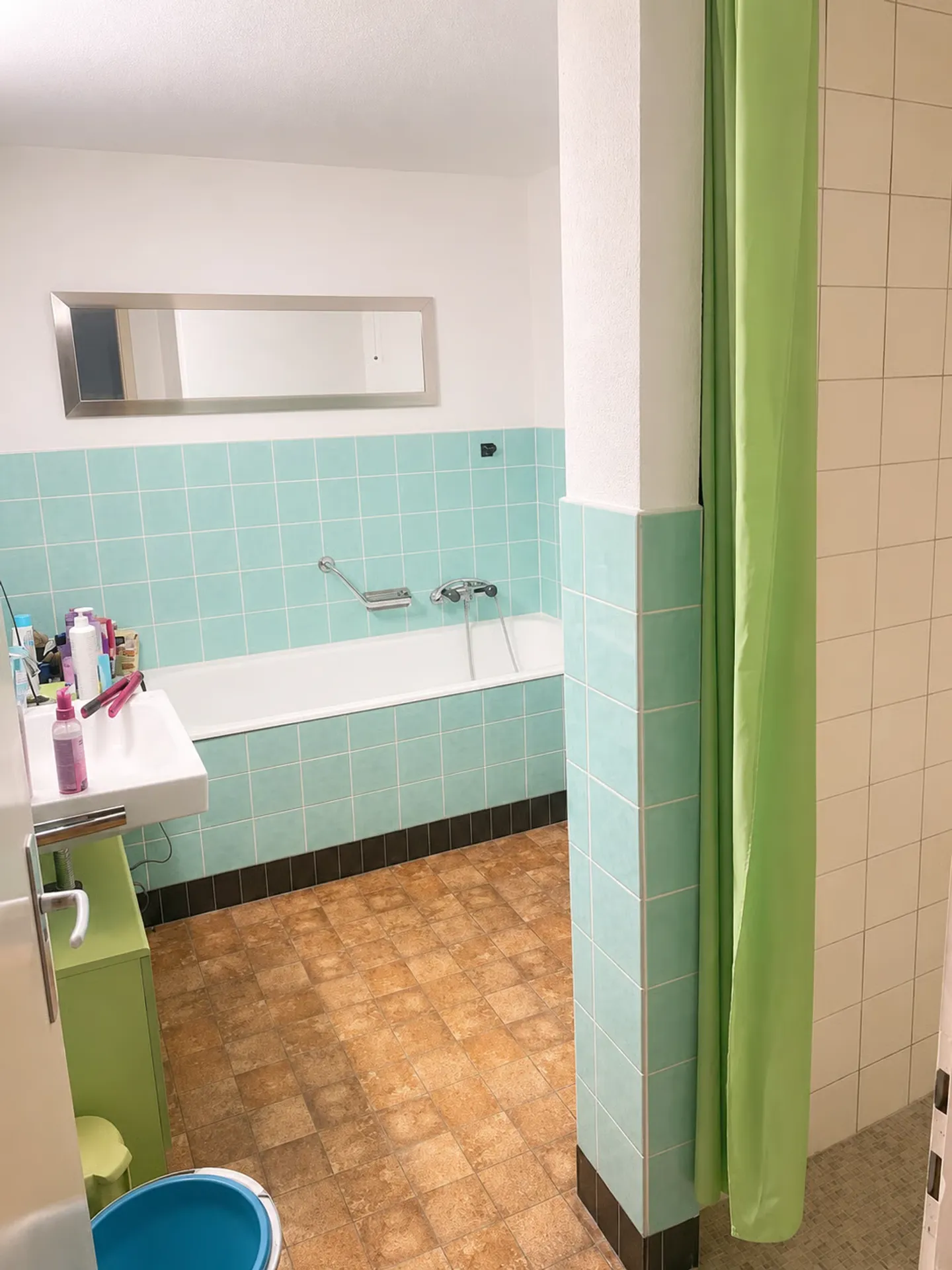 Charmant appartement sous les toits de 2 pièces à Aesch ZH - Photo 2 sur 5