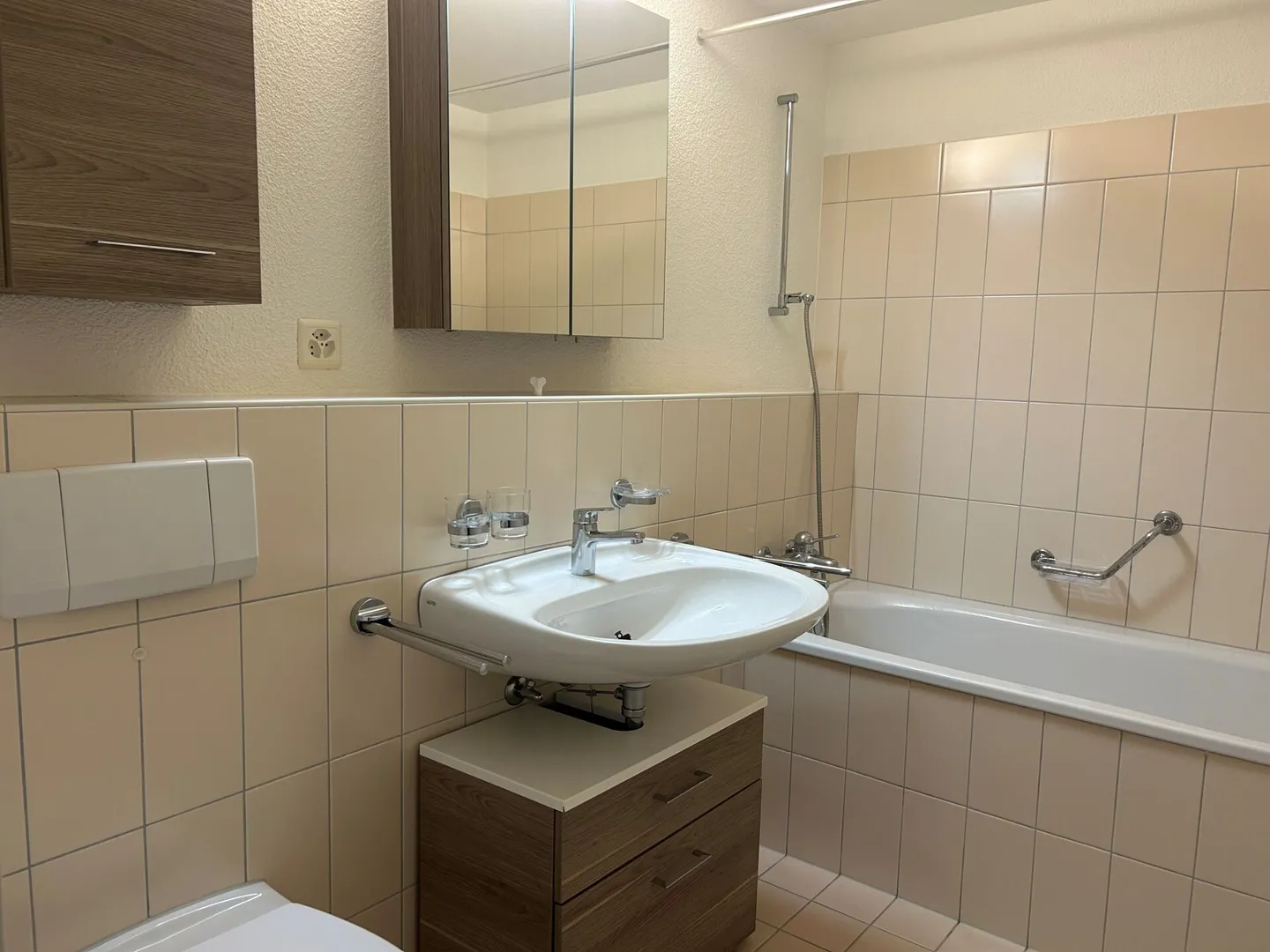 Appartamento di 3,5 stanze situato in zona tranquilla con patio - Foto 3 di 8