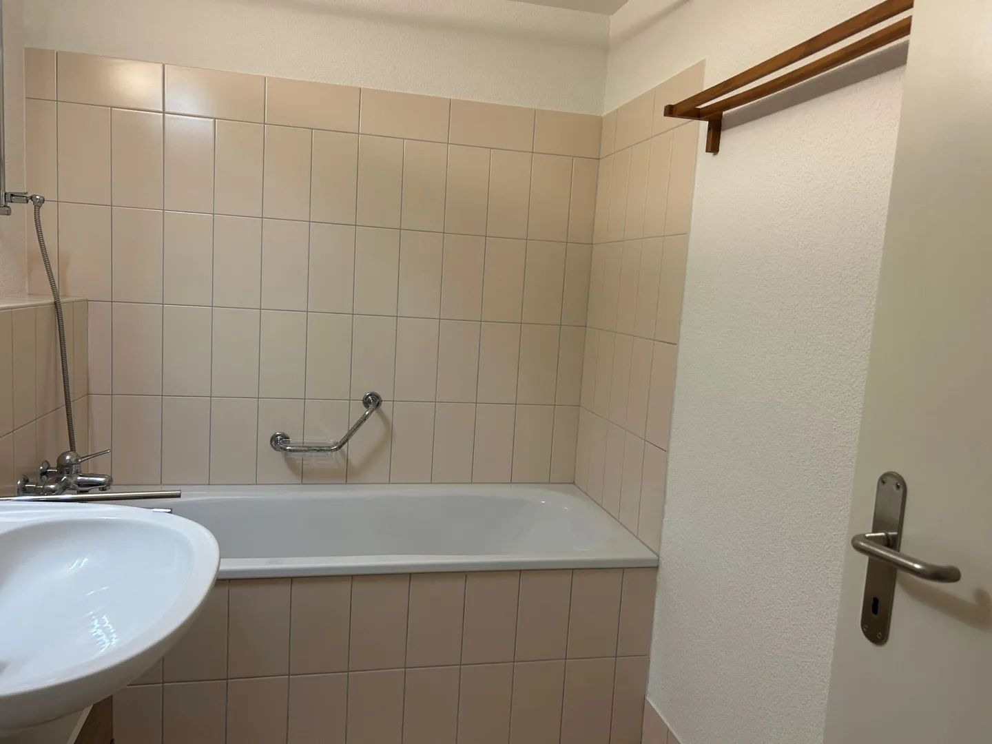 Appartamento di 3,5 stanze situato in zona tranquilla con patio - Foto 4 di 8