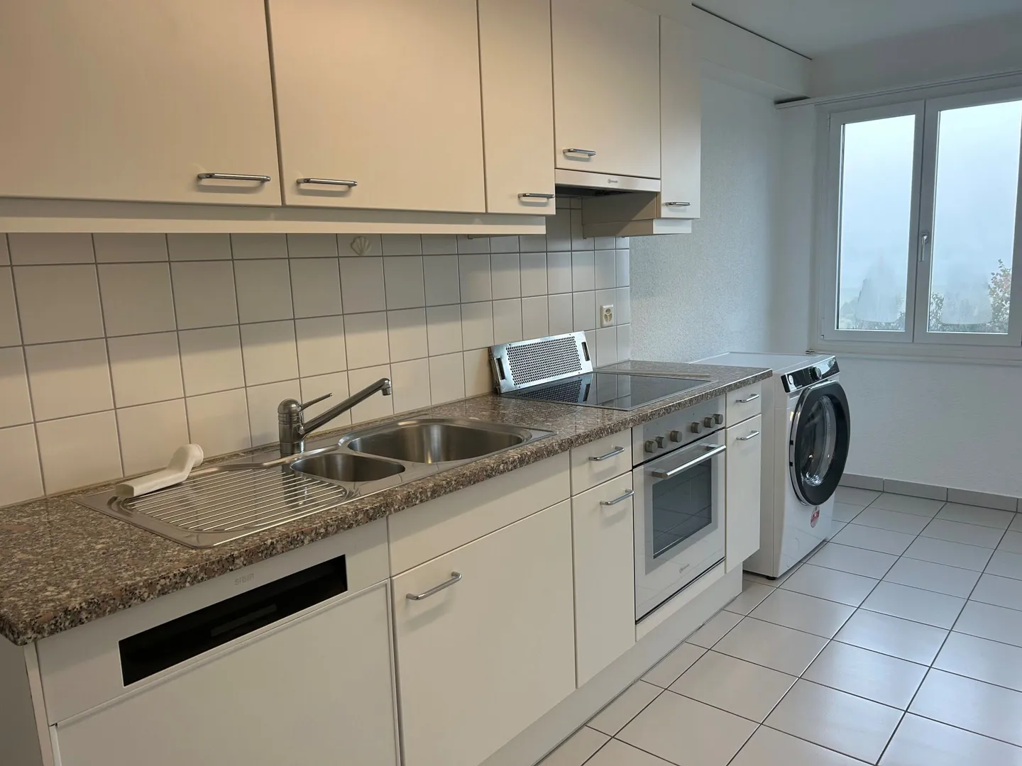 Appartamento di 3,5 stanze situato in zona tranquilla con patio - Foto 5 di 8