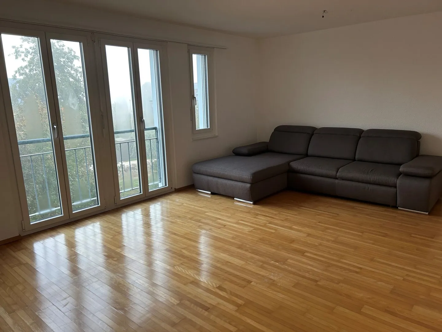 Appartamento di 3,5 stanze situato in zona tranquilla con patio - Foto 2 di 8