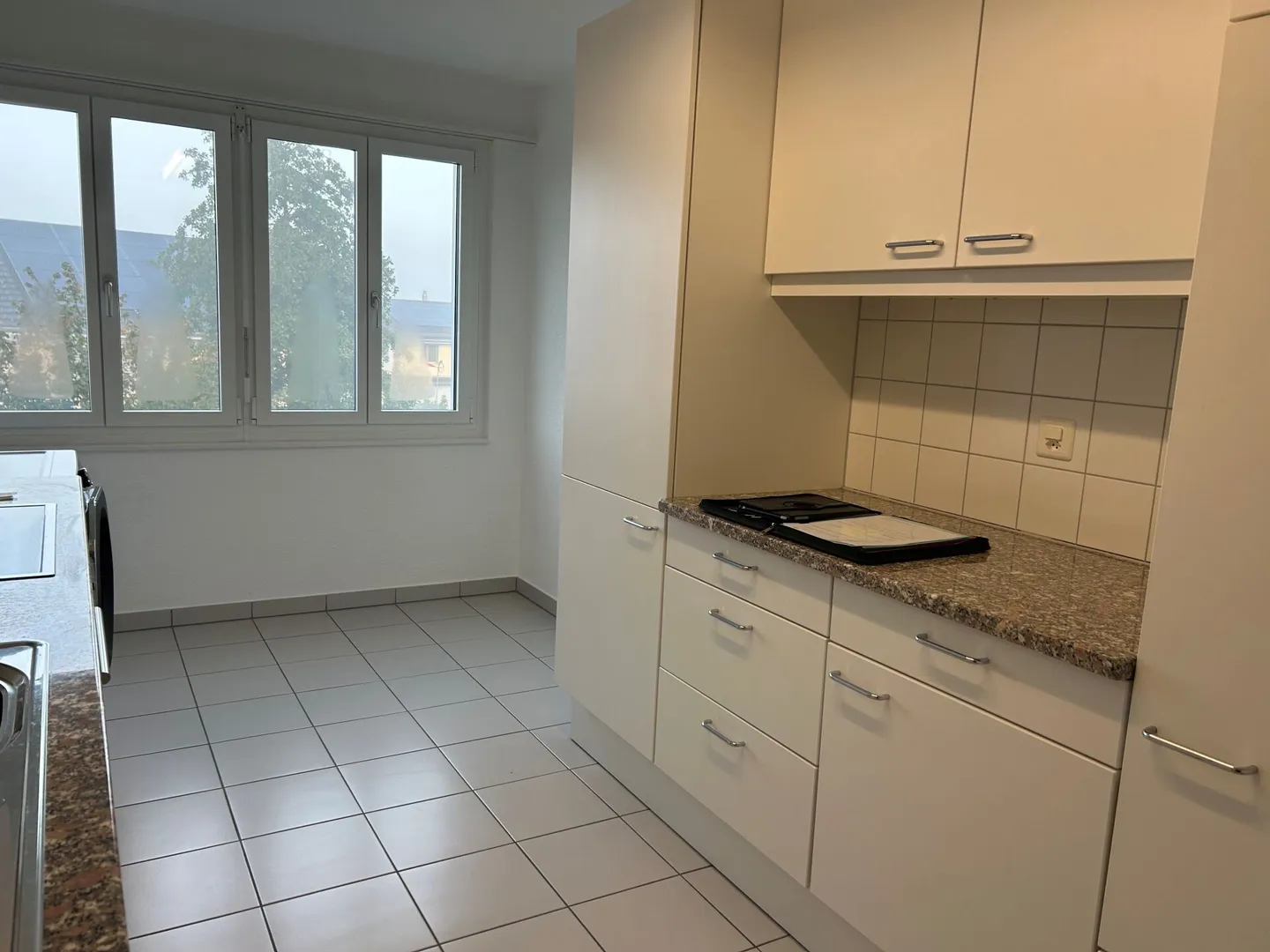 Appartamento di 3,5 stanze situato in zona tranquilla con patio - Foto 6 di 8