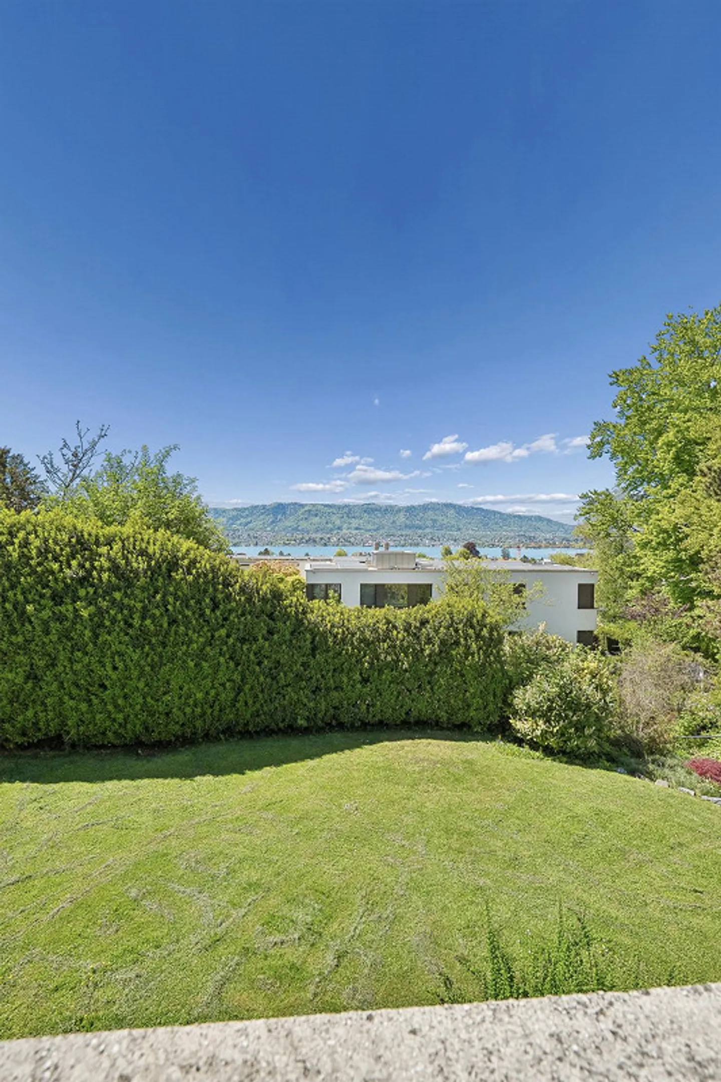Casa unifamiliare con giardino idilliaco, vista panoramica e potenziale - Foto 1 di 6